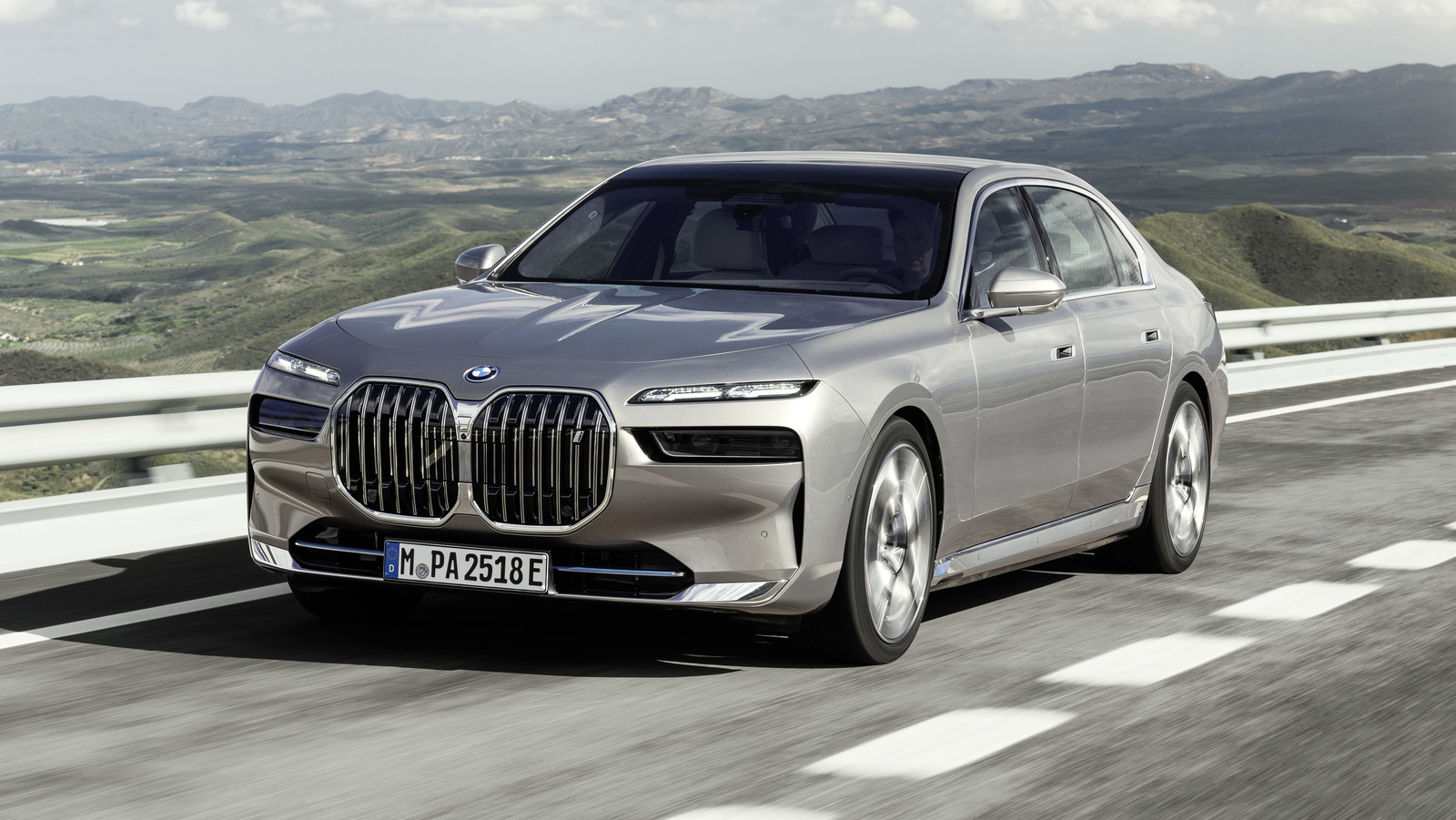 The 10 Coolest Features of the 2023 BMW 7 series